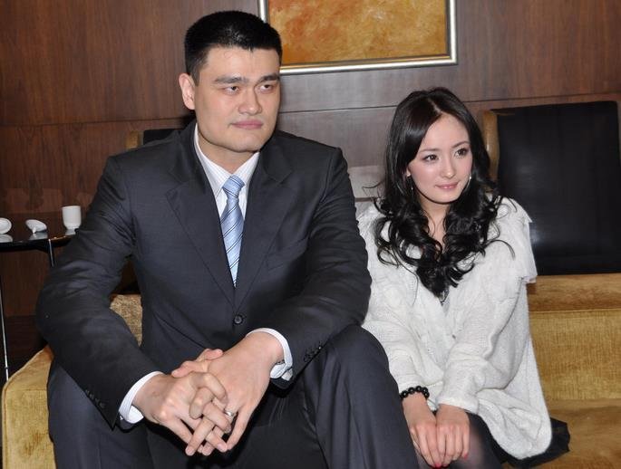 为何都说姚明是合影杀手？科比成高中生，陈乔恩竟只到胃部？