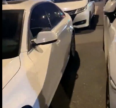 南京一违停堵路车5小时车窗被贴满卫生巾，这是否属于损坏他人财物的行为？