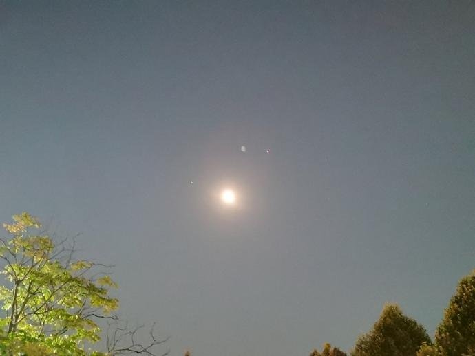 双星伴月的现象是如何形成的？双星是哪两颗星星？