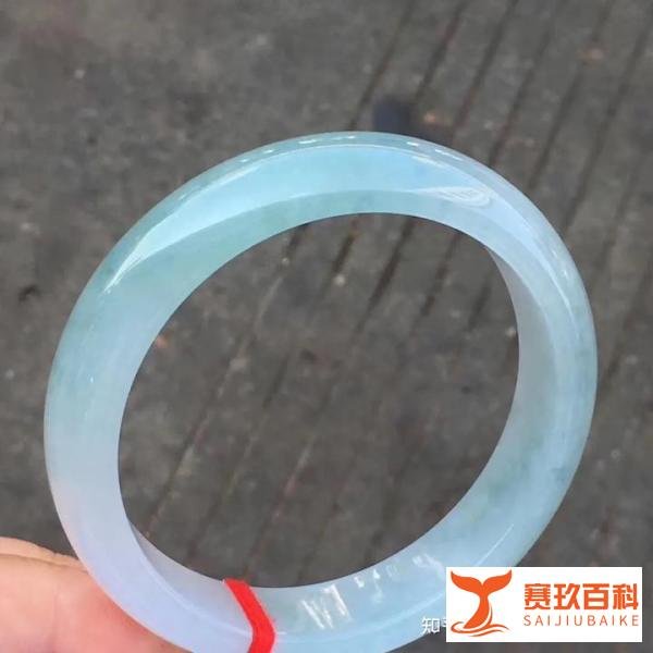 怎么判断翡翠手镯的价格,如何对翡翠饰品进行有效的估价