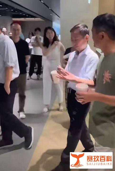 58岁马云现身阿里总部，与CEO张勇谈笑风生，两人身高遭调侃
