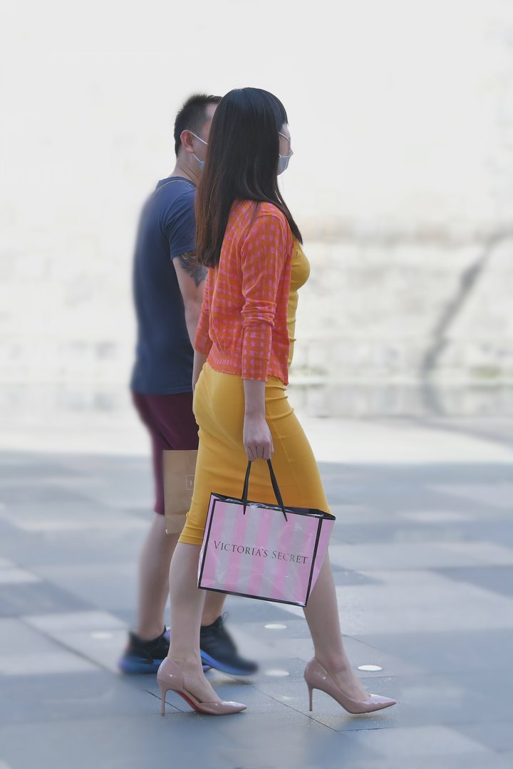 小姐姐黄色连衣裙+格纹开衫，优雅动人，你愿意借鉴她的穿搭吗？