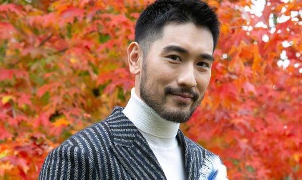 58岁庾澄庆近照曝光，现身医院神情紧张，疑因母亲生病停工尽孝