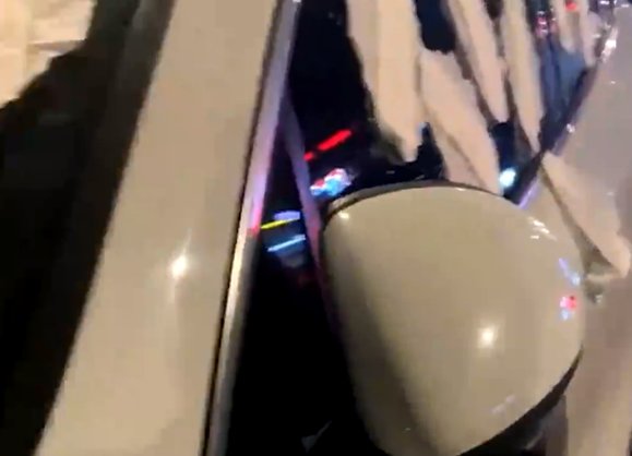 南京一违停堵路车5小时车窗被贴满卫生巾，这是否属于损坏他人财物的行为？