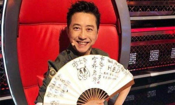 58岁庾澄庆近照曝光，现身医院神情紧张，疑因母亲生病停工尽孝