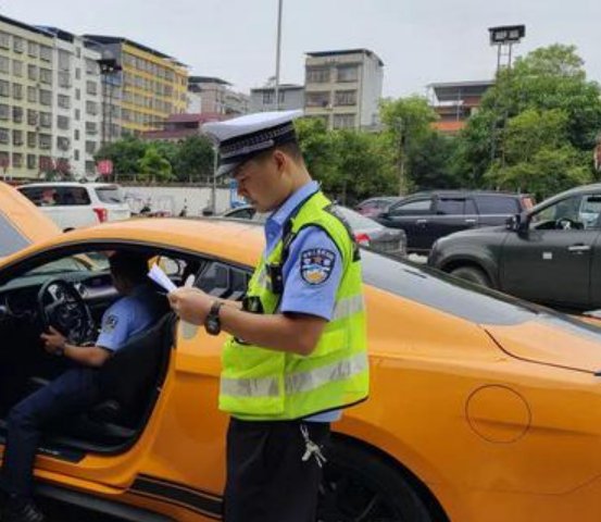 为庆婚礼，男子表演烧胎制造“浪漫烟火”，其行为存在哪些安全隐患？
