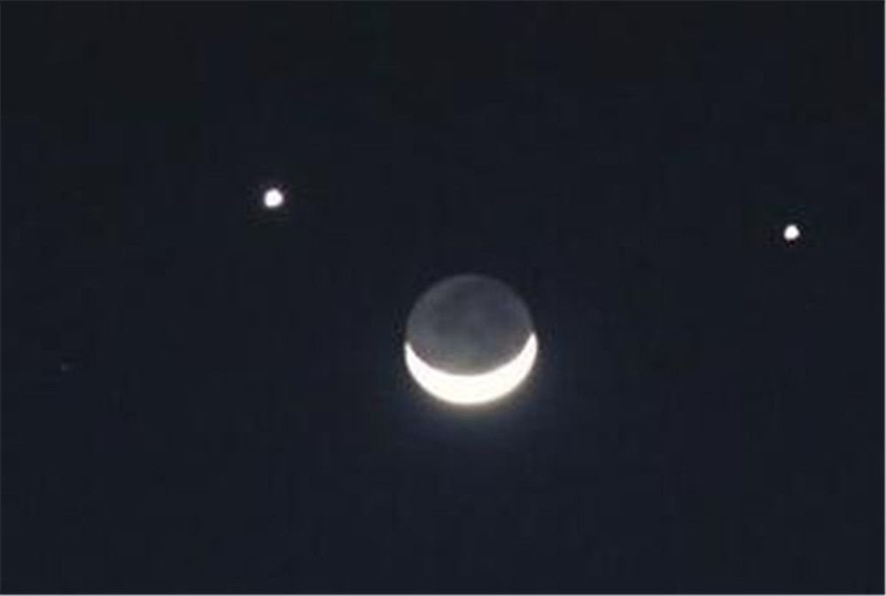 双星伴月的现象是如何形成的？双星是哪两颗星星？