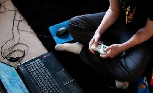 男生在打游戏的时候，听出网友病危异地报警！结果如何？