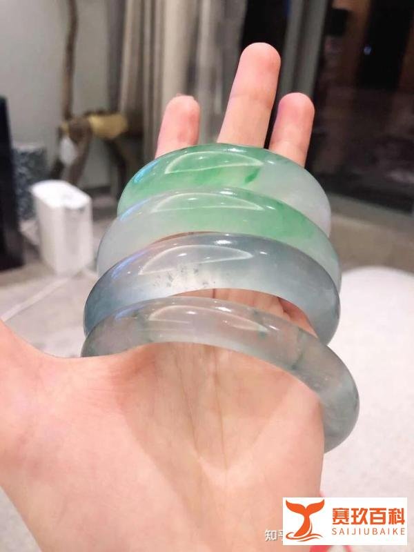 怎么判断翡翠手镯的价格,如何对翡翠饰品进行有效的估价