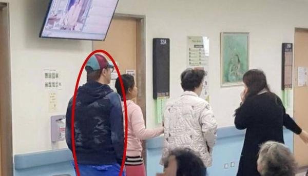 58岁庾澄庆近照曝光，现身医院神情紧张，疑因母亲生病停工尽孝
