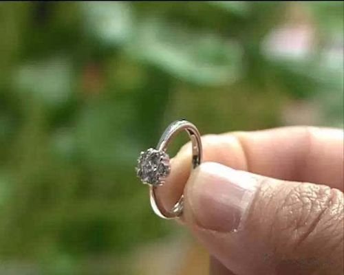 男子捡到戒指丢掉，竟被判赔8千多元，如何从法律角度解读该判决？