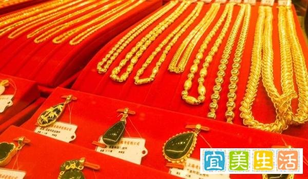 黄金首饰成年轻人新宠:保值还能当穿搭神器?