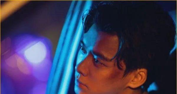 李易峰、宋轶出演的《暗夜行者》已过审，即将上映爱奇艺，敬请期待