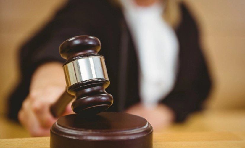 男子捡到戒指丢掉,竟被判赔8千多元,如何从法律角度解读该判决?
