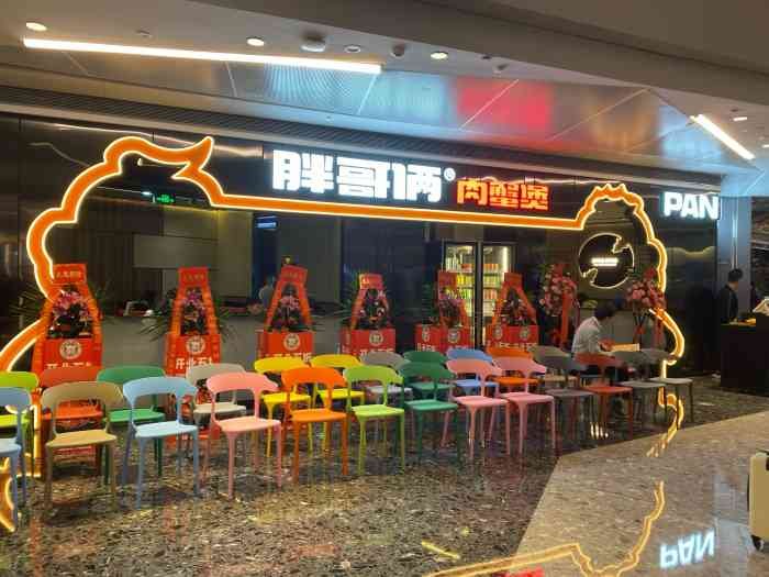 胖哥俩肉蟹煲涉事门店店员提前丢弃食材，其行为有多恶劣？