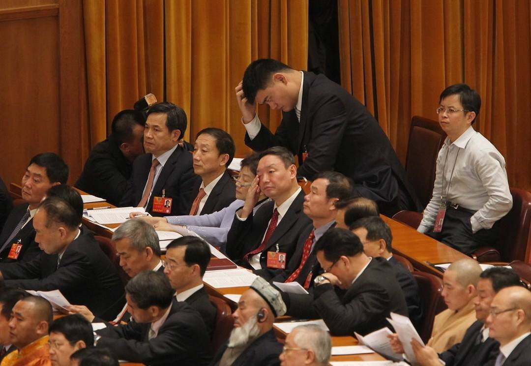 为何都说姚明是合影杀手？科比成高中生，陈乔恩竟只到胃部？