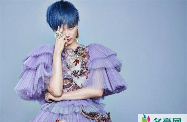李宇春曾被何洁插刀缺席婚礼 如今两人天壤之别