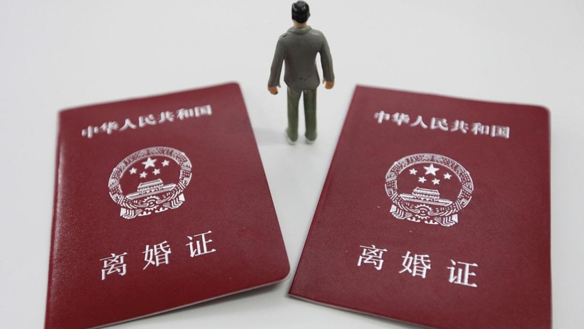 女子四年八次起诉离婚未果，精神病丈夫疑心重，她该如何维权？