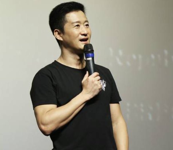 吴京全家国籍受到质疑，抛弃国籍却教人爱国，本人是如何说的？